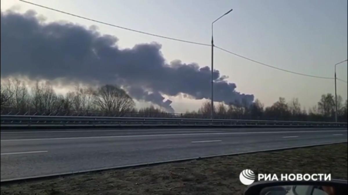 Varias explosiones en un depósito de petróleo de Rusia hacen saltar las alarmas.