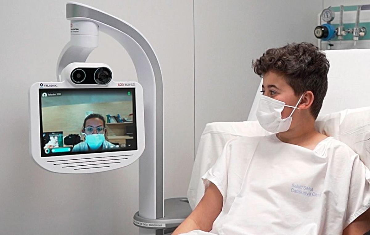 Un robot permite a pediatras de Sant Joan de Déu visitar a distancia a niños en el Hospital de Berga