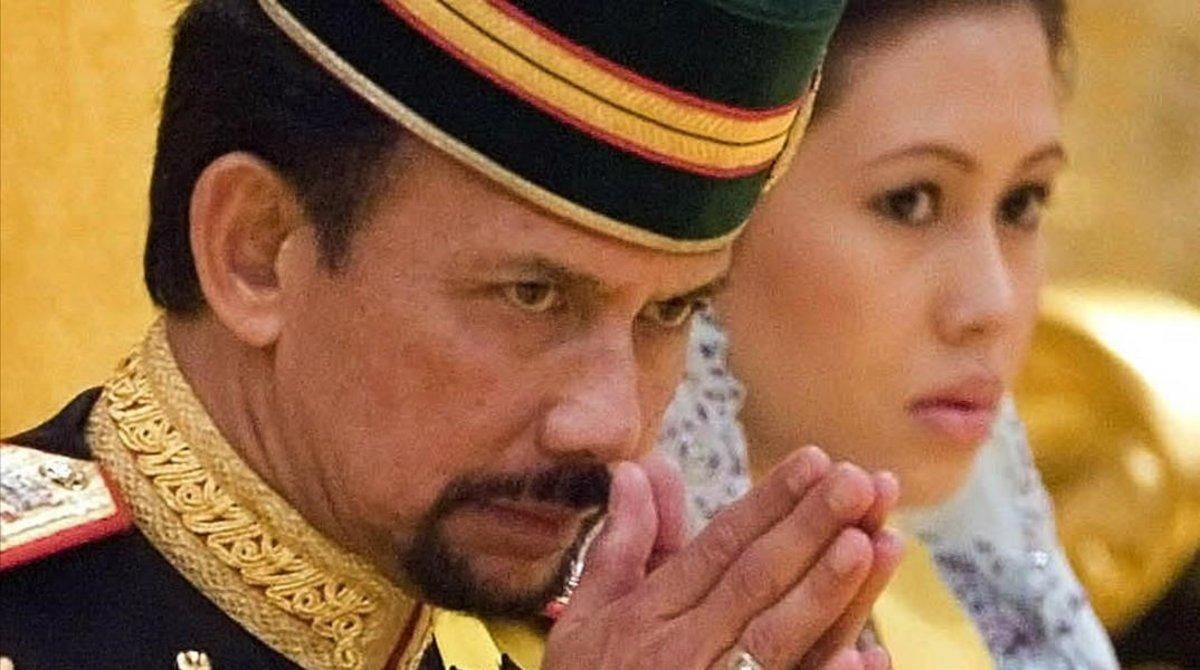 El sultán de Brunei junto a su mujer, la reina. El sultán de Brunei junto a su mujer, la reina.