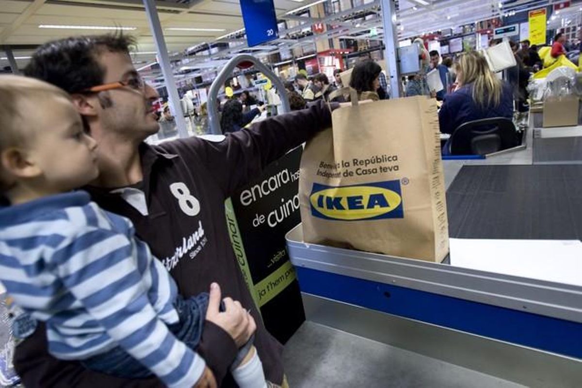 Un cliente de Ikea, en una imagen de archivo. Un cliente de Ikea, en una imagen de archivo.