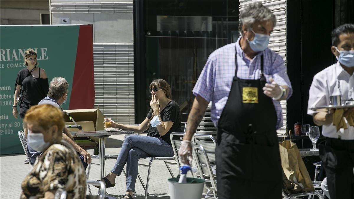 Una joven fuma en una terraza de Barcelona, el pasado mayo.