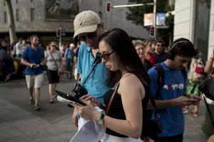 Unos turistas rusos consultan su aplicación móvil, en septiembre pasado.