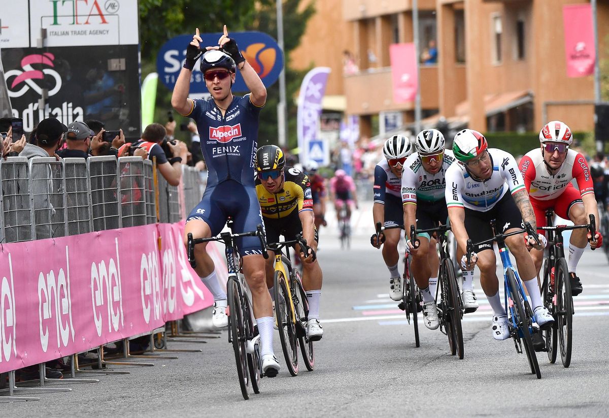 El ciclista belga Tim Merlier se anota la victoria en la segunda etapa del Giro 2021. El ciclista belga Tim Merlier se anota la victoria en la segunda etapa del Giro 2021.