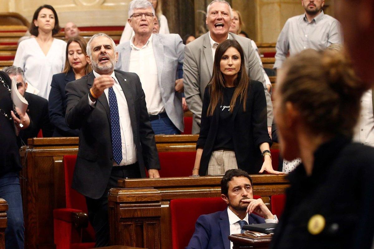 Carlos Carrizosa y Lorena Roldán, en un pleno del Parlament Carlos Carrizosa y Lorena Roldán, en un pleno del Parlament