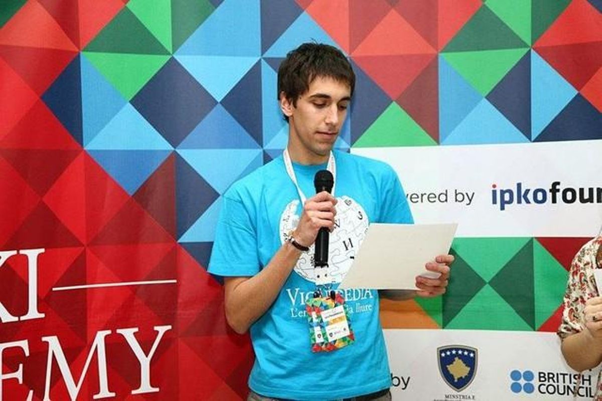 Arnau Duran, actual presidente de Amical Wikimedia, dando un premio a la Wiki Academy Kosovo Arnau Duran, actual presidente de Amical Wikimedia, dando un premio a la Wiki Academy Kosovo