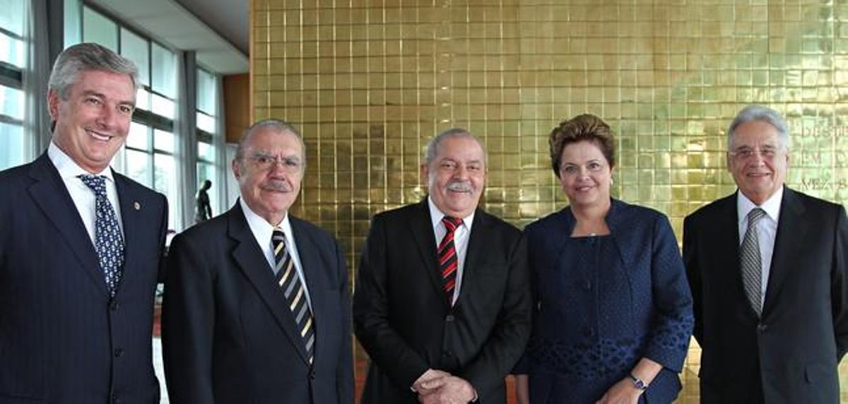 Dilma Rousseff, junto a los expresidentes del país, de izquierda a derecha, Fernando Collor, Jose Sarney, Luiz Inácio ’Lula’ Da Silva y Fernando Henrique Cardoso, el miércoles en Brasilia. Dilma Rousseff, junto a los expresidentes del país, de izquierda a derecha, Fernando Collor, Jose Sarney, Luiz Inácio ’Lula’ Da Silva y Fernando Henrique Cardoso, el miércoles en Brasilia.