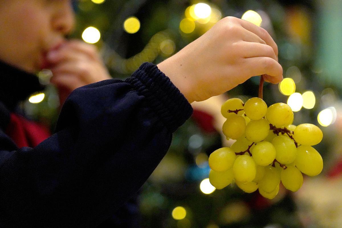  La comunidad médica pide extremar las precauciones con las uvas de Nochevieja para evitar atragantamientos.