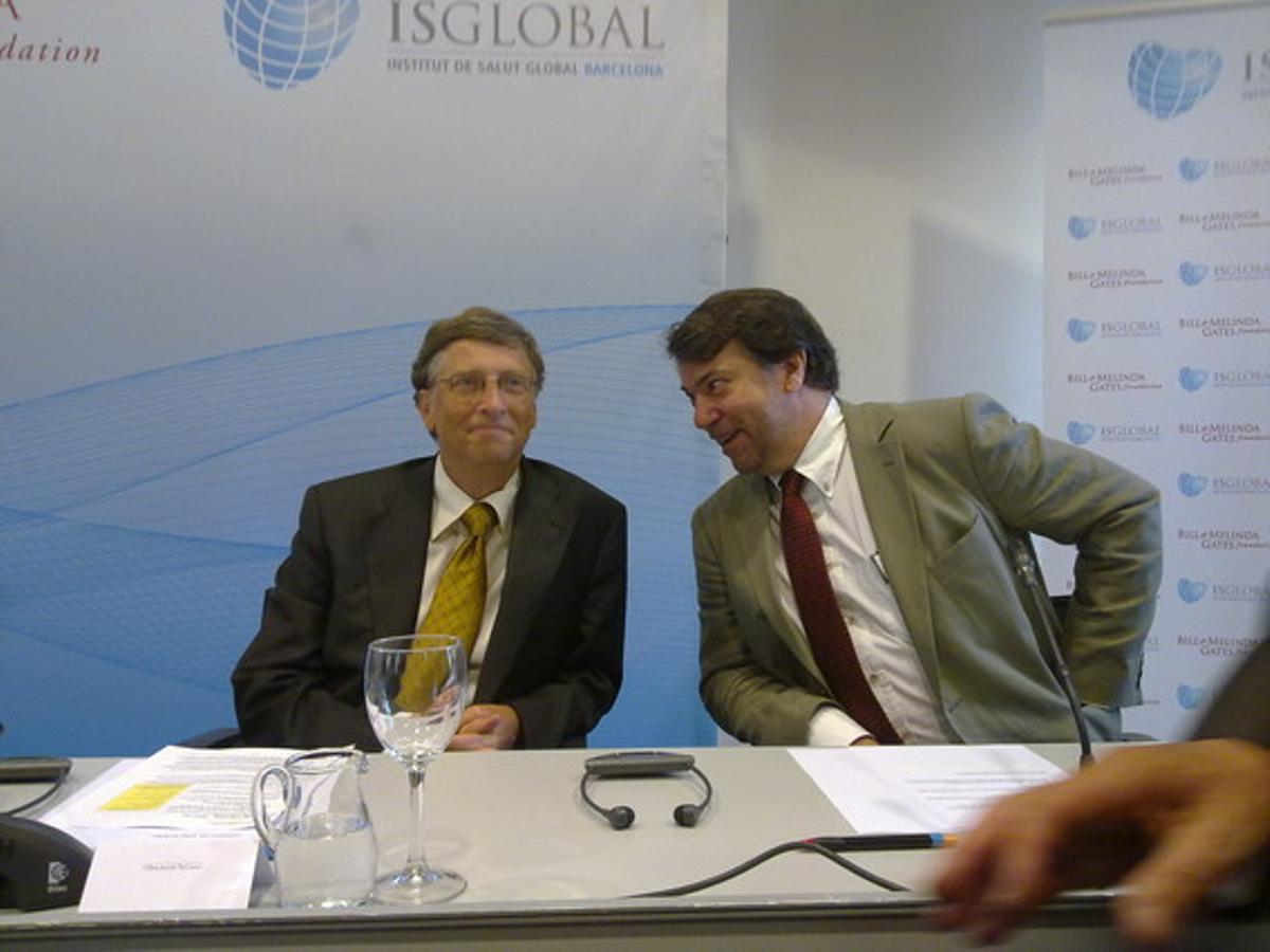 Bill Gates y el investigador Pedro Alonso, a quien financia parte de sus investigaciones, en Cosmocaixa, hoy.