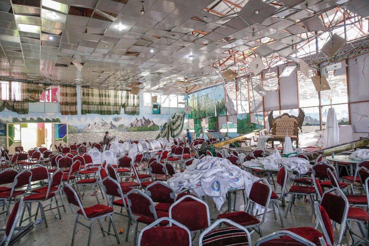 Estado en el que ha quedado la sala donde se celebraba la boda donde un suicida se ha hecho explotar en Kabul. Estado en el que ha quedado la sala donde se celebraba la boda donde un suicida se ha hecho explotar en Kabul.