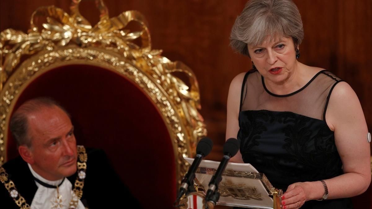 May (derecha) pronuncia un discurso en el Banquete del Lord Mayor, Charles Bownan, en Londres, el 13 de noviembre. May (derecha) pronuncia un discurso en el Banquete del Lord Mayor, Charles Bownan, en Londres, el 13 de noviembre.