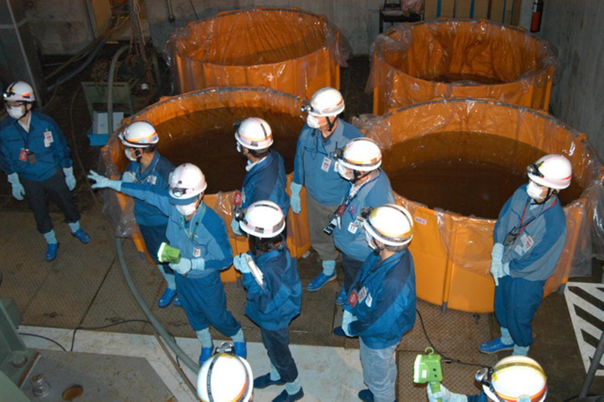 Técnicos de Tepco y del Organismo Internacional de la Energía Atómica inspeccionan las instalaciones del edificio que aloja el reactor número 1, el pasado jueves, en la central de Fukushima.