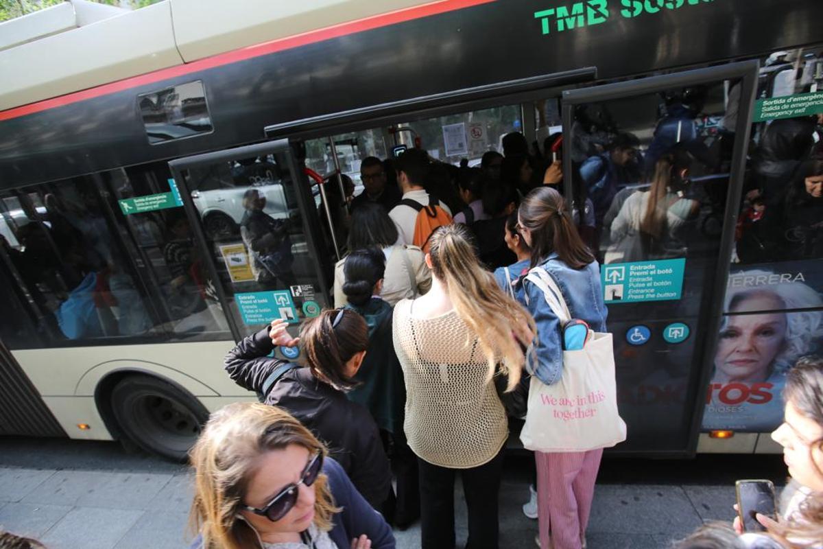 Aglomeraciones y esperas en la huelga de autobuses de Barcelona Aglomeraciones y esperas en la huelga de autobuses de Barcelona