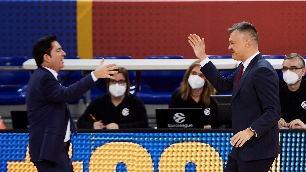 Xavi Pascual y Jasikevicius se saludan en el Palau este martes. Xavi Pascual y Jasikevicius se saludan en el Palau este martes.