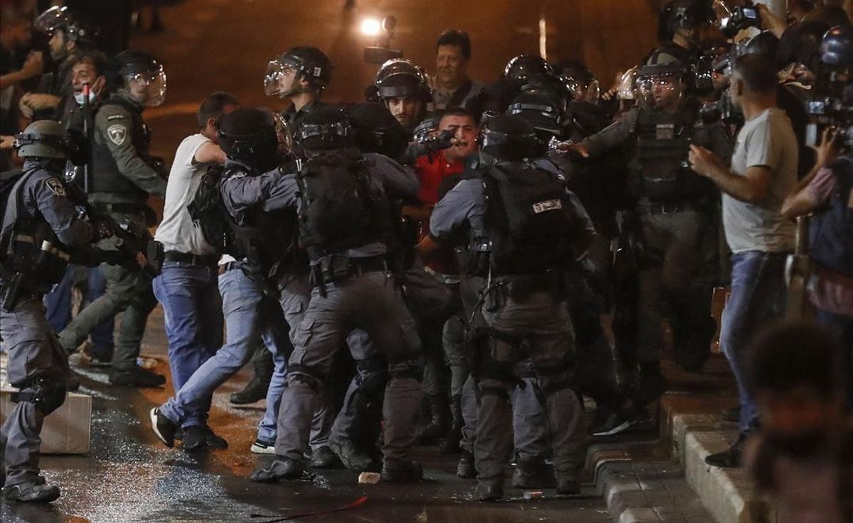 Policía israelí arresta a manifestantes palestinos durante las protestas cerca de la puerta de Damasco de Jerusalén el 9 de mayo del 2021. Policía israelí arresta a manifestantes palestinos durante las protestas cerca de la puerta de Damasco de Jerusalén el 9 de mayo del 2021.