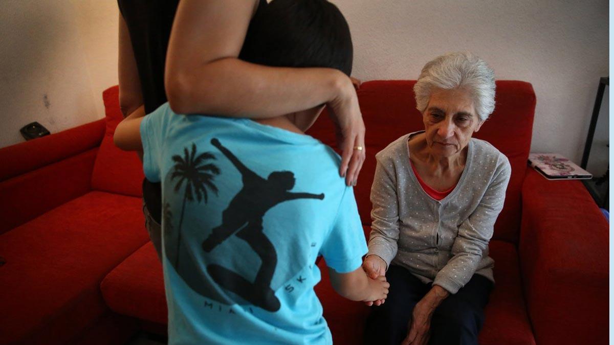 Descubren un biomarcador que alerta del inicio asintomático del alzhéimer. Lo explica el neurólogo y primer autor del estudio en el BBRC, Marc Suárez-Calvet. En la foto, un niño visita a su abuela, aquejada de la enfermedad. 