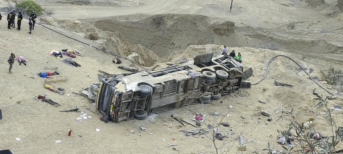 El autobús siniestrado en Perú, tras caer por un precipio. El autobús siniestrado en Perú, tras caer por un precipio.