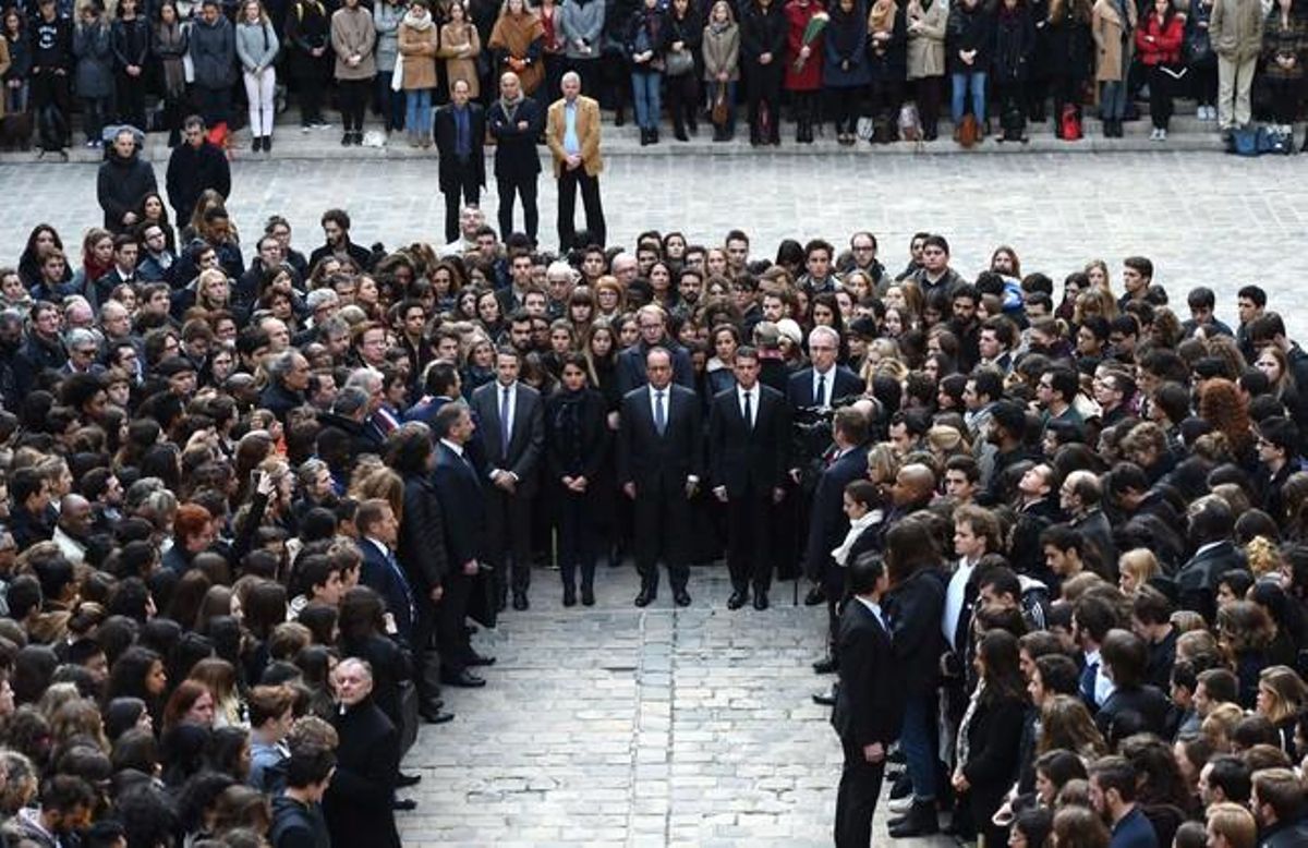 El presidente francés, Francois Hollande, y el primer ministro francés, Manuel Valls durante el minuto de silencio en la Universidad de la Sorbona en París El presidente francés, Francois Hollande, y el primer ministro francés, Manuel Valls durante el minuto de silencio en la Universidad de la Sorbona en París