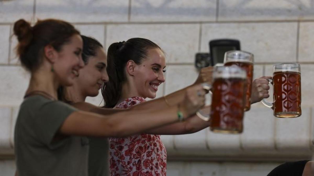 Unas visitantes, cerveza en mano, en el Oktoberfest de Taybeh (Palestina)