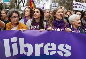 La ministra de Igualdad, Irene Montero (segunda por la izquierda), y la delegada del Gobierno contra la Violencia de Género, Victoria Rosell (segunda por la derecha), en la manifestación del Día de la Mujer, el pasado 8 de marzo en Madrid.