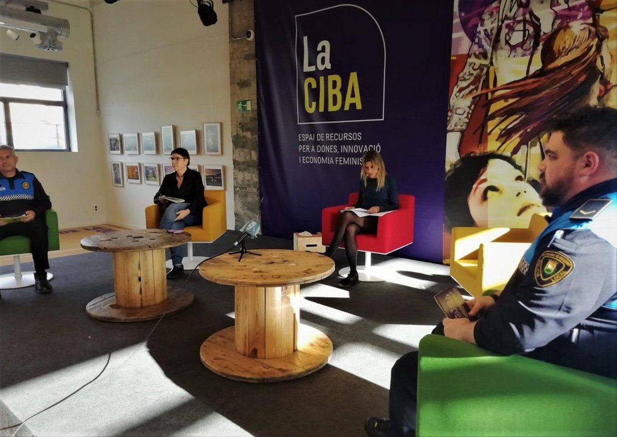 Agents 'lila' vetllaran per les víctimes de la violència masclista a Santa Coloma Agents 'lila' vetllaran per les víctimes de la violència masclista a Santa Coloma