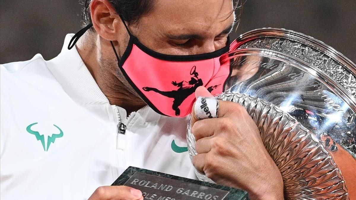 Nadal se abraza al trofeo tras batir a Djokovic en la final. Nadal se abraza al trofeo tras batir a Djokovic en la final.
