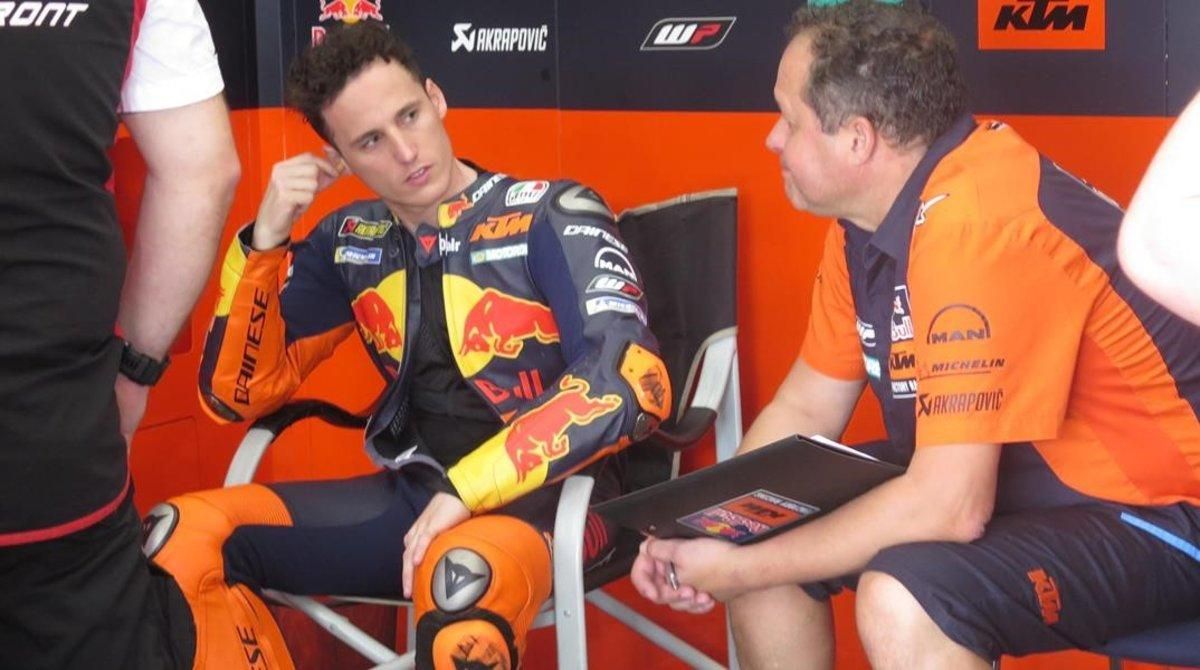 Pol Espargaró dialoga con su técnico en el boxe del equipo KTM. Pol Espargaró dialoga con su técnico en el boxe del equipo KTM.