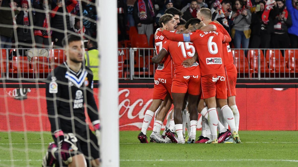 Los jugadores del Almería celebran uno de los goles ante la desolación de Álvaro, el portero del Espanyol. Los jugadores del Almería celebran uno de los goles ante la desolación de Álvaro, el portero del Espanyol.