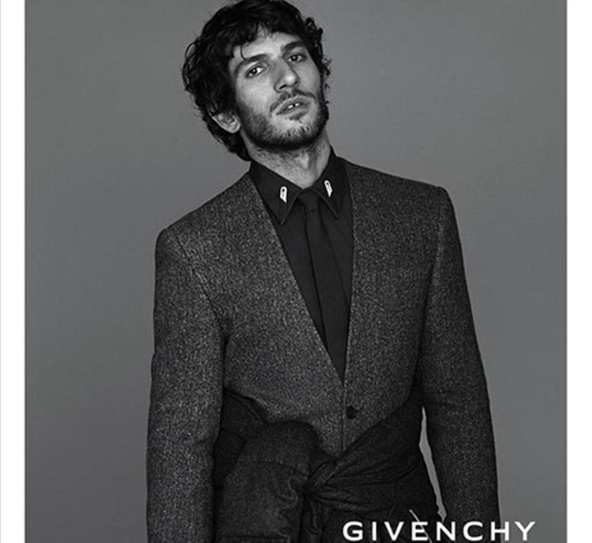El actor Quim Gutiérrez,  en la campaña de moda de Givenchy.