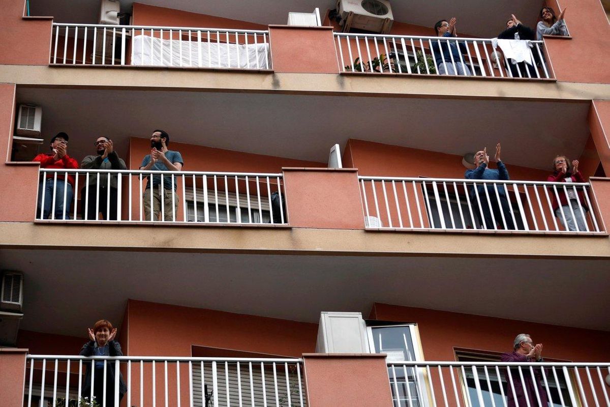Vecinos de L’Hospitalet de Llobregat salen a sus balcones y ventanas a aplaudir a los sanitarios, el pasado 29 de marzo. Vecinos de L’Hospitalet de Llobregat salen a sus balcones y ventanas a aplaudir a los sanitarios, el pasado 29 de marzo.