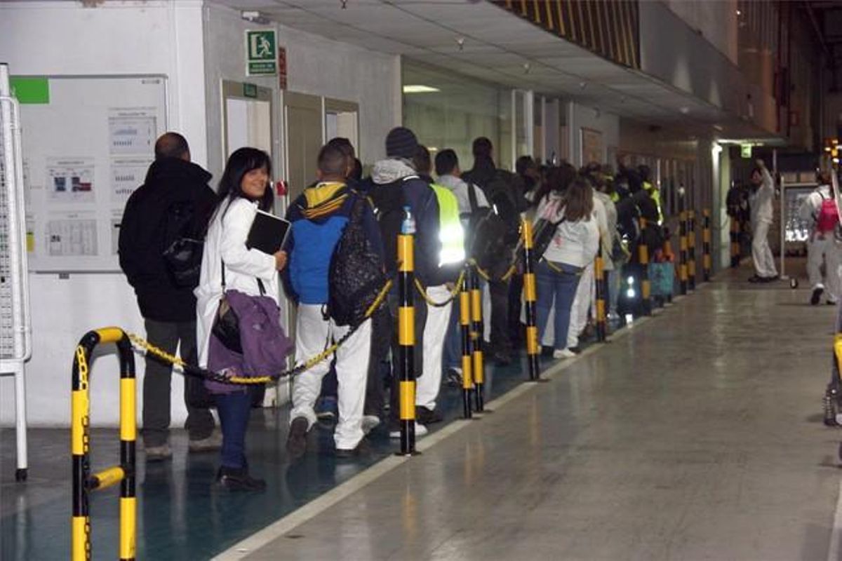 Trabajadores de Valeo entran a trabajar este lunes a la planta de Martorelles. Trabajadores de Valeo entran a trabajar este lunes a la planta de Martorelles.