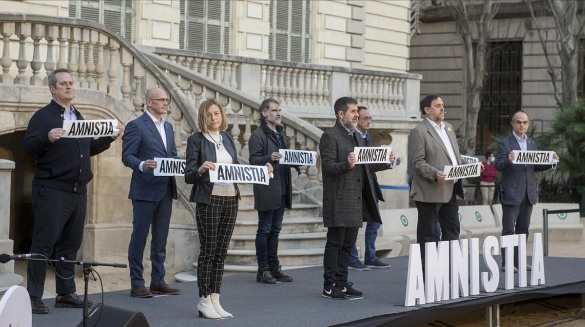 Los políticos presos Forn, Forcadell, Romeva, Sanchez, Cuixart, Junqueras, Rull, Turull y Bassa, en los jardines del Palau Robert tras leer un manifiesto en favor de la amnistía. Los políticos presos Forn, Forcadell, Romeva, Sanchez, Cuixart, Junqueras, Rull, Turull y Bassa, en los jardines del Palau Robert tras leer un manifiesto en favor de la amnistía.