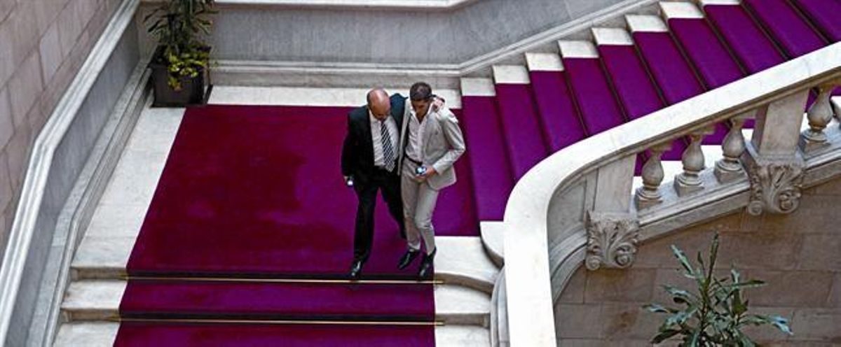 El diputado del PP Daniel Sirera (izquierda) consuela al diestro Serafín Marín, ayer, en las escaleras del Parlament. El diputado del PP Daniel Sirera (izquierda) consuela al diestro Serafín Marín, ayer, en las escaleras del Parlament.