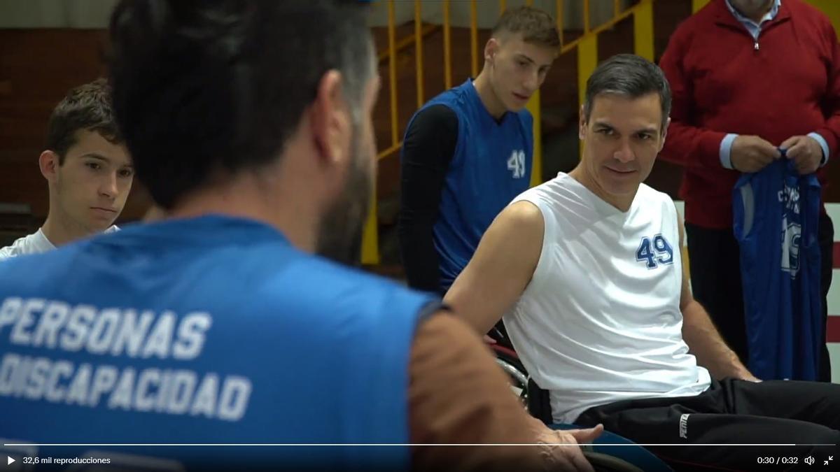 Pedro Sánchez disputa un partit de bàsquet en cadira de rodes