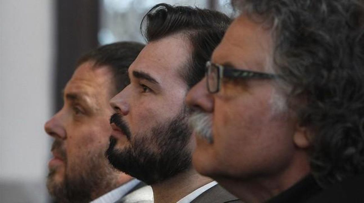 Gabriel Rufián, entre el presidente de ERC, Oriol Junqueras (izquierda), y el número dos al Congreso, Jordi Tardà (derecha), durante la presentación de la candidatura para el 20-D. Gabriel Rufián, entre el presidente de ERC, Oriol Junqueras (izquierda), y el número dos al Congreso, Jordi Tardà (derecha), durante la presentación de la candidatura para el 20-D.