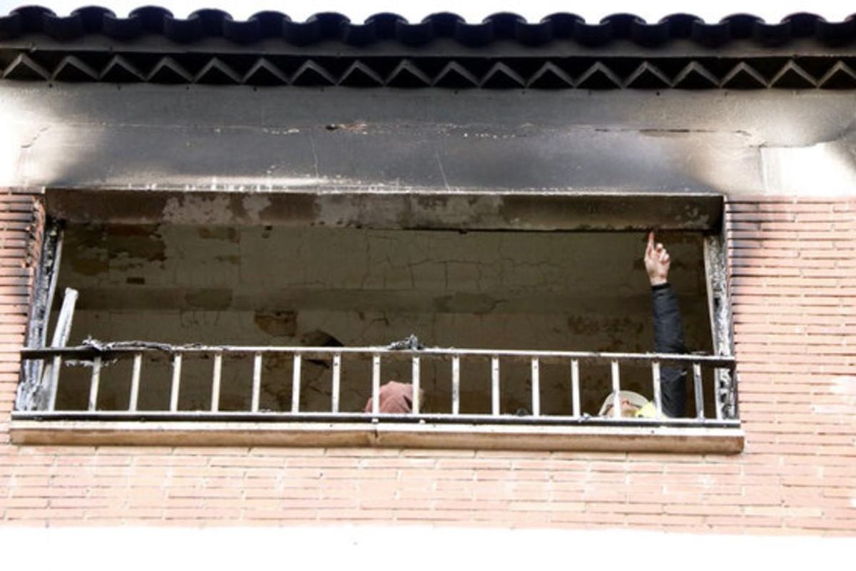 Personal de los bomberos, trabajando en la vivienda afectada por el incendio. Personal de los bomberos, trabajando en la vivienda afectada por el incendio.