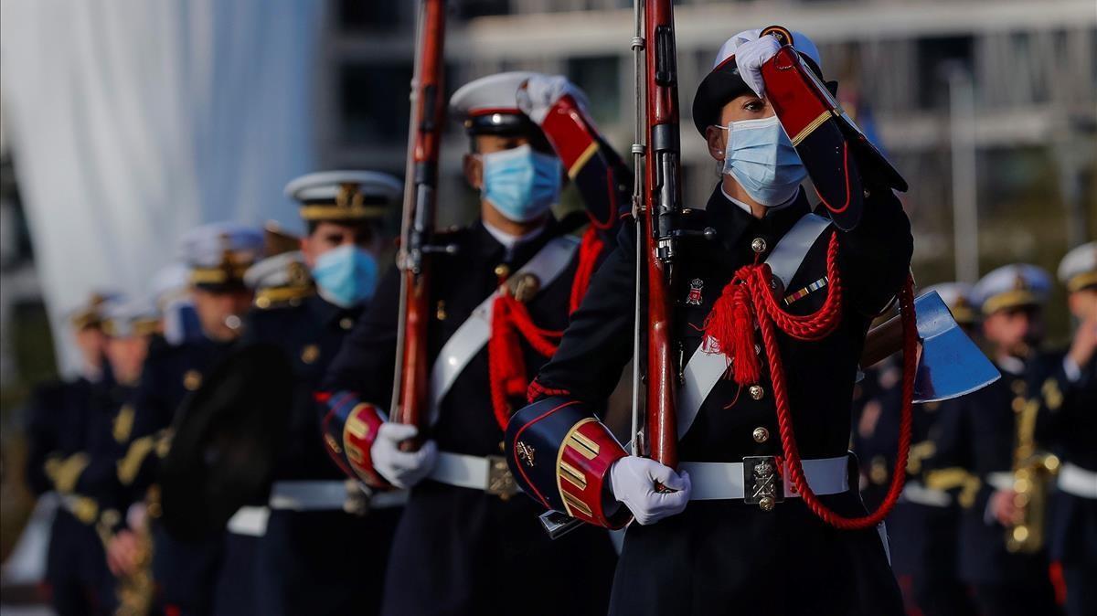 Desfile militar durante el izado solemne de la bandera de España con motivo del Día de la Constitución.