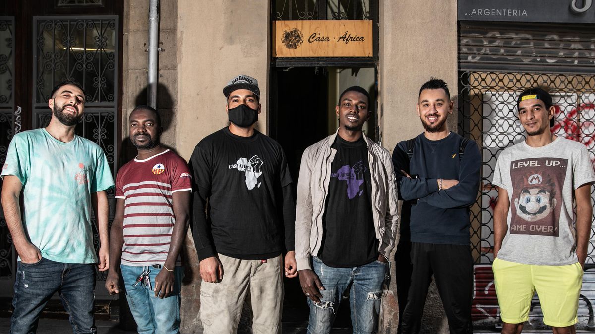 Algunos de los hombres que viven en Casa Àfrica, este martes frente al edificio. Algunos de los hombres que viven en Casa Àfrica, este martes frente al edificio.