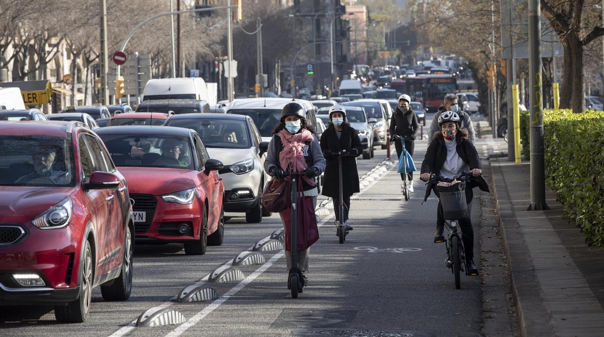 Patinetes y bicis comparten espacio con la calle de Aragó, la autopista urbana por excelencia de Barcelona