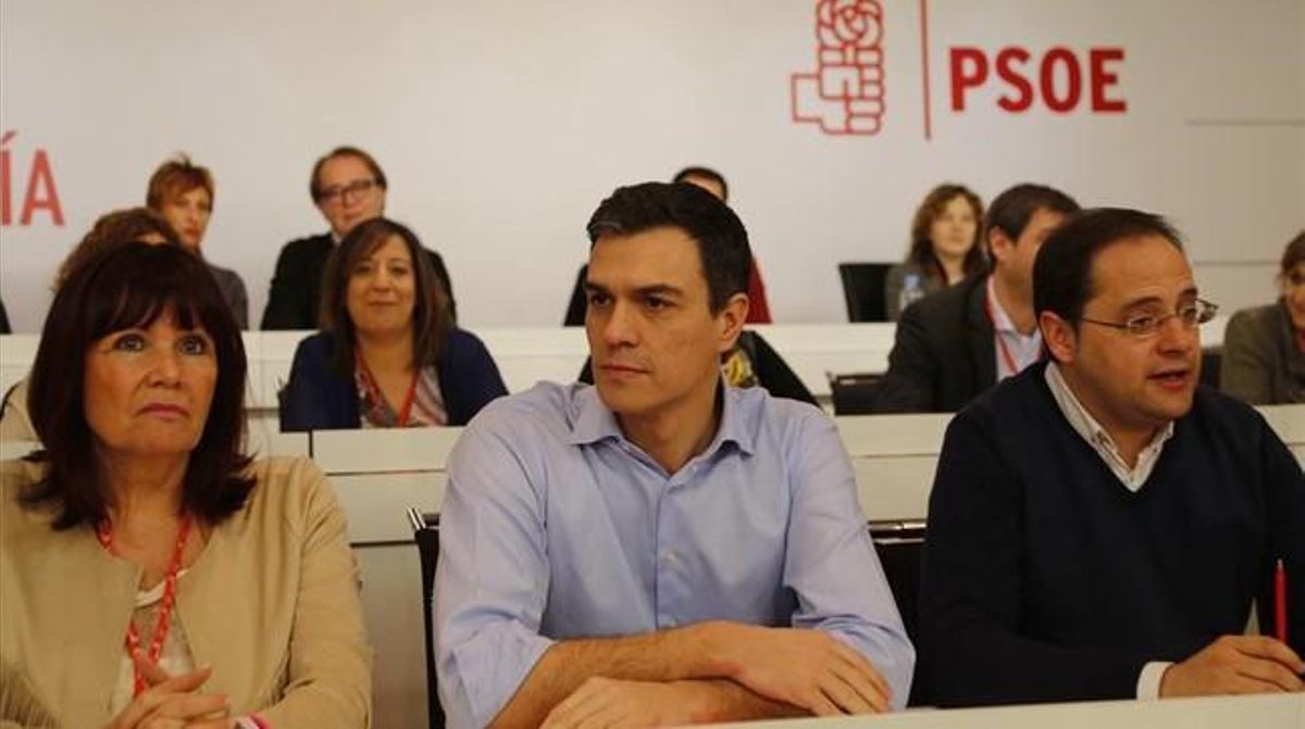 Pedro Sánchez, en el centro, durante el comité federal de los socialistas, este lunes. Pedro Sánchez, en el centro, durante el comité federal de los socialistas, este lunes.
