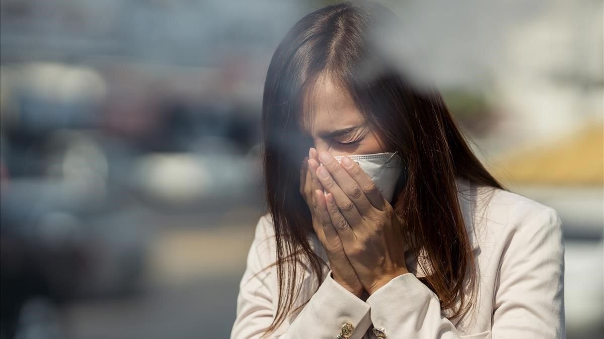 Una mujer estornuda mientras lleva puesta una mascarilla, el pasado 30 de julio. Una mujer estornuda mientras lleva puesta una mascarilla, el pasado 30 de julio.