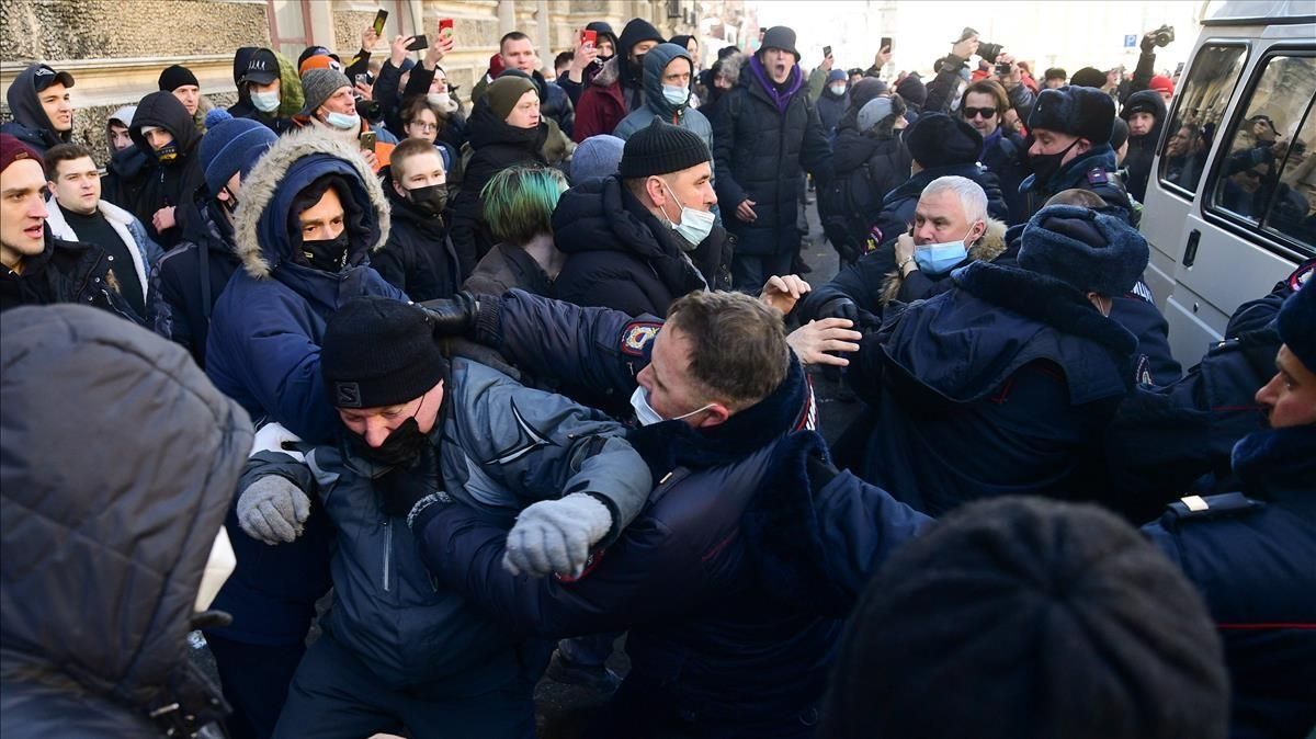 Manifestantes chocan con la policía durante una protesta en apoyo del líder opositor encarcelado Navalni en la ciudad de Vladivostok. Manifestantes chocan con la policía durante una protesta en apoyo del líder opositor encarcelado Navalni en la ciudad de Vladivostok.