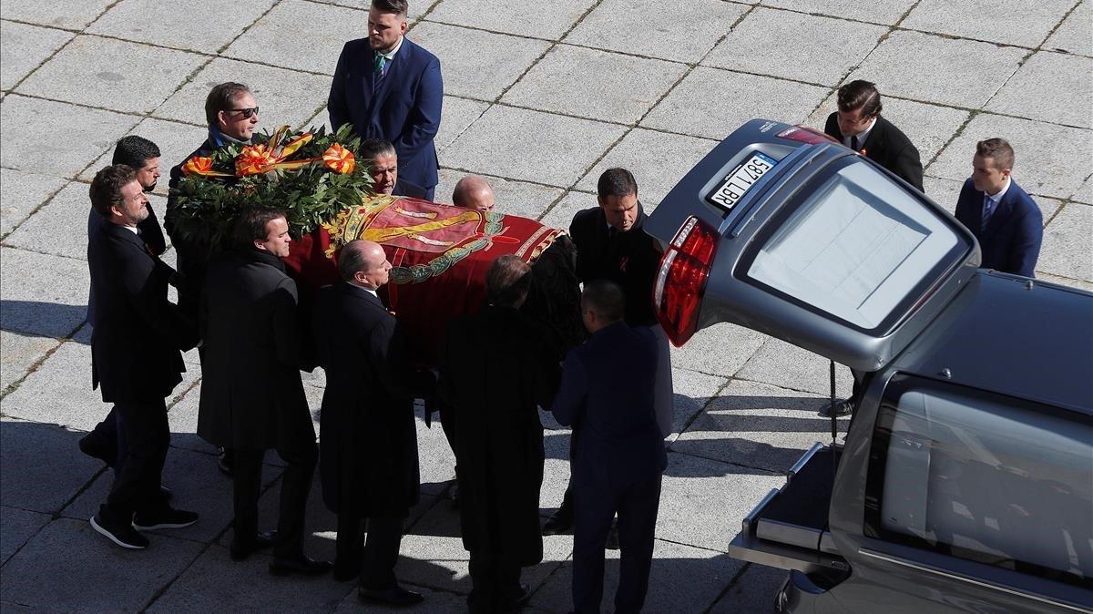 La familia Franco introduce el féretro en el coche fúnebre