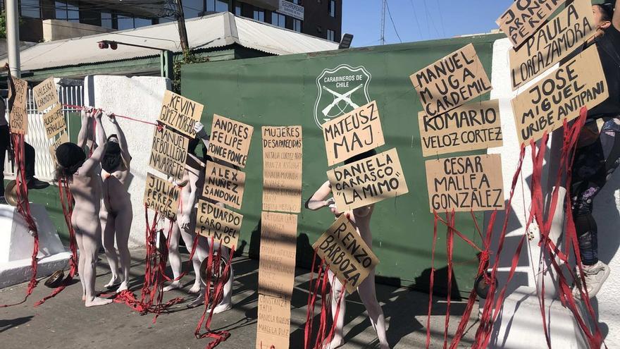 Chilenos se desnudan ante comisaría por víctimas mortales de protestas