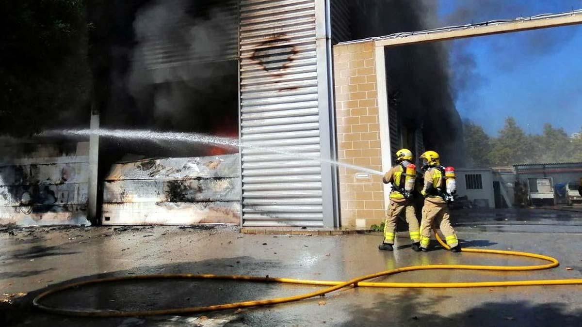Bombers de la Generalitat trabajan en un incendio. Bombers de la Generalitat trabajan en un incendio.