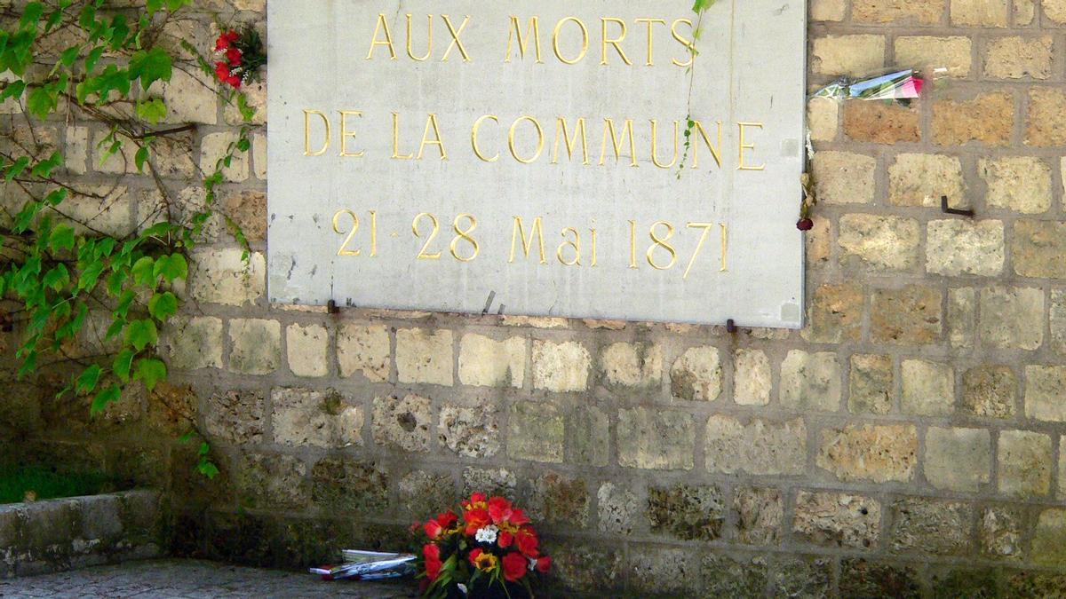 Lápida en recuerdo a los ’communards’ en el cementerio de Père Lachaise. Lápida en recuerdo a los ’communards’ en el cementerio de Père Lachaise.