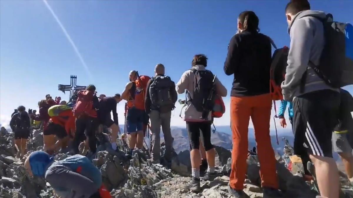 Colas este fin de semana para subir a la cima de la Pica d ’Estats, a 3.143 metros de altitud, el pico más alto de Catalunya.
