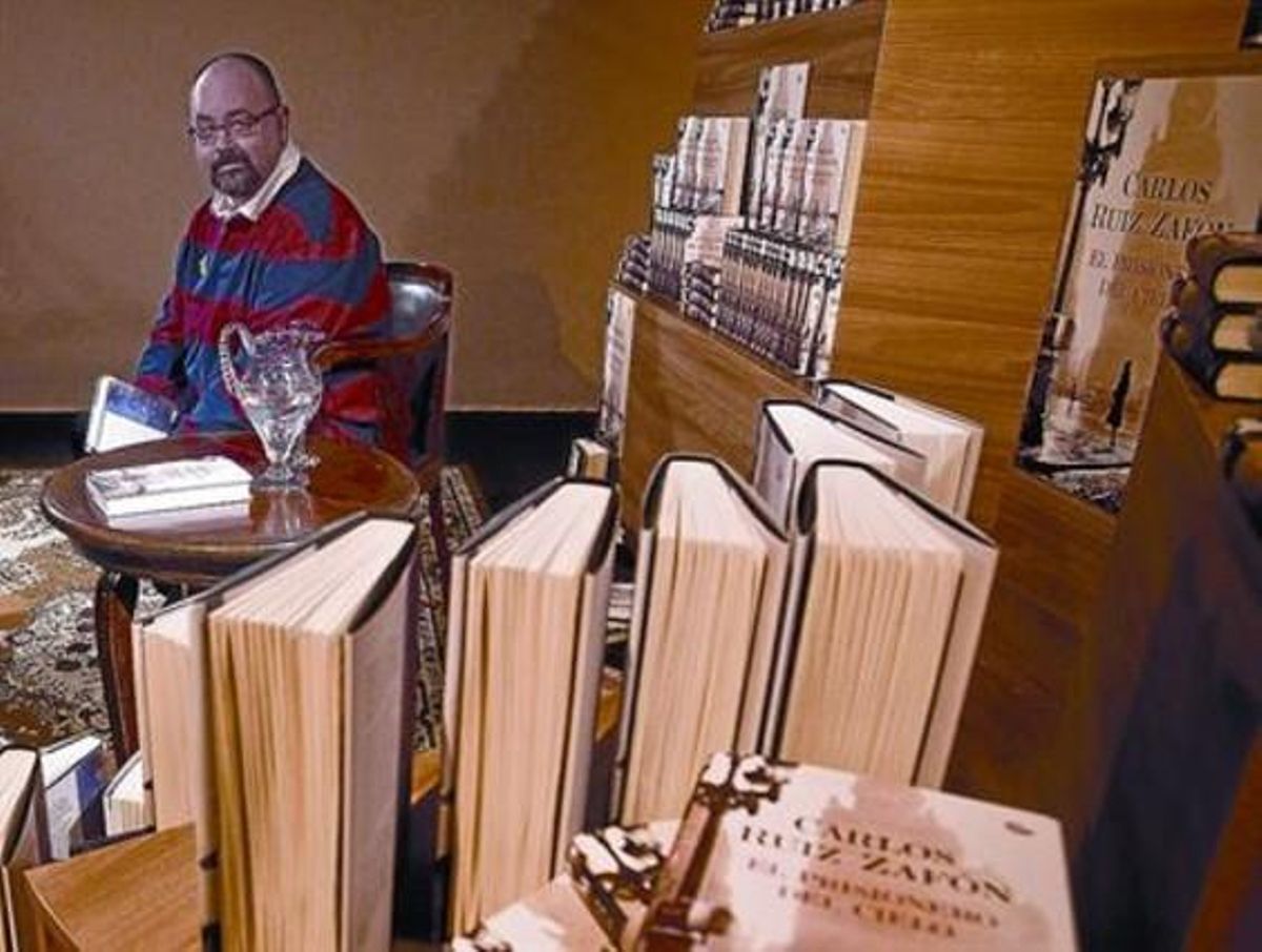 El escritor Carlos Ruiz Zafón, ayer durante la presentación de su novela en la capilla de los Àngels. El escritor Carlos Ruiz Zafón, ayer durante la presentación de su novela en la capilla de los Àngels.
