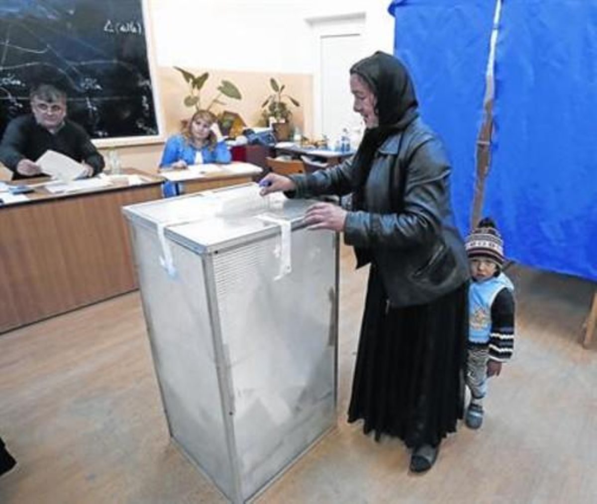 Una mujer deposita su voto en Sintesti, cerca de Bucarest, ayer. Una mujer deposita su voto en Sintesti, cerca de Bucarest, ayer.