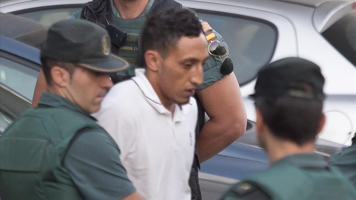 Driss Oukabir, conducido por la Guardia Civil en el centro de detención de Tres Cantos (Madrid) el 22 de agosto de 2017, día en que ingresó en prisión.