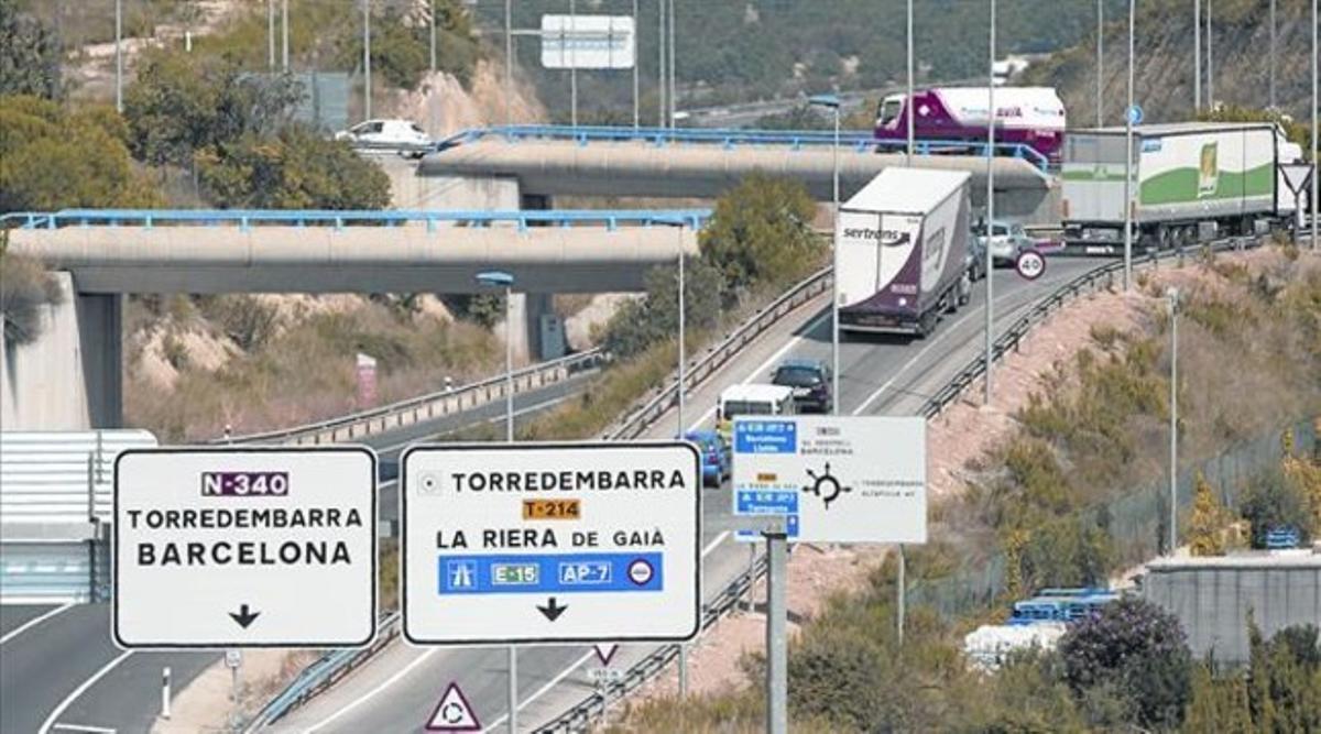 Tráfico de camiones en el nudo de confluencia de la carretera N-340 y la autopista AP-7 en Torredembarra (Tarragonès).